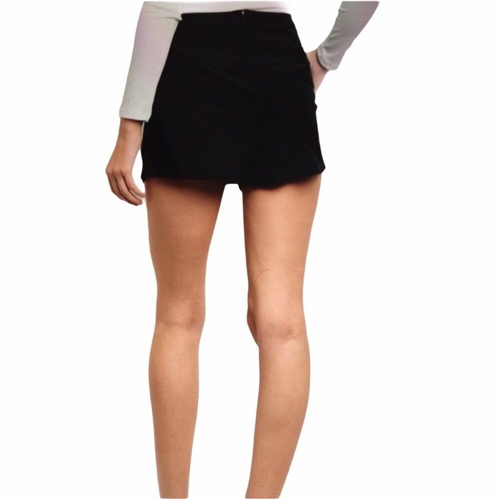 Black Shorts Button Accent Front Side Pockets NWT - Picture 2 of 4